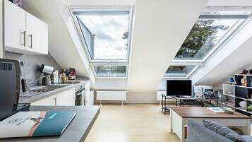 Kühlschrank, Ofen, Herdplatte, Wasserkocher mit Kaffee-/Teezubehör