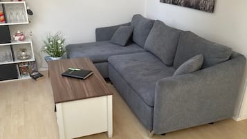 Een televisie en een stereo