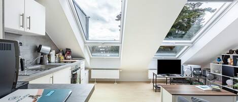 Fridge, oven, stovetop, coffee/tea maker