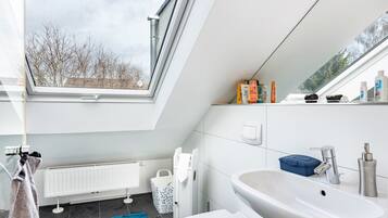 Dusche, Haartrockner, Handtücher