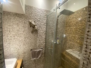 Shower, hair dryer, towels - Charming apartment in the heart of Port Grimaud, Parking, Mooring and beach 5mn away (Port Grimaud)