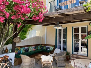 Outdoor dining - Charming apartment in the heart of Port Grimaud, Parking, Mooring and beach 5mn away (Port Grimaud)