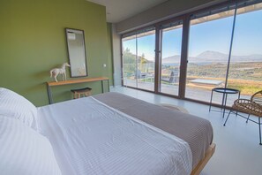 Caja fuerte, cortinas opacas, tabla de planchar con plancha