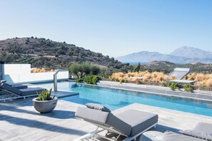Seasonal outdoor pool - Marnos Grand Villa (Faistos)