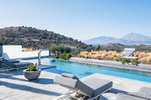 Una piscina al aire libre de temporada
