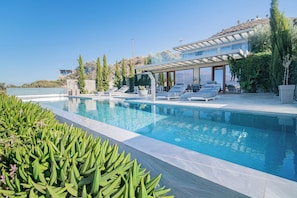 Seasonal outdoor pool - Marnos Grand Villa (Faistos)
