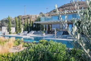 Una piscina al aire libre de temporada