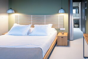 ตู้นิรภัยในห้องพัก, ผ้าม่านกันแสง, เตารีด/โต๊ะรีดผ้า, Wi-Fi ฟรี