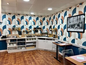 Un café con una pared decorada, una fotografía antigua y un suelo de madera.