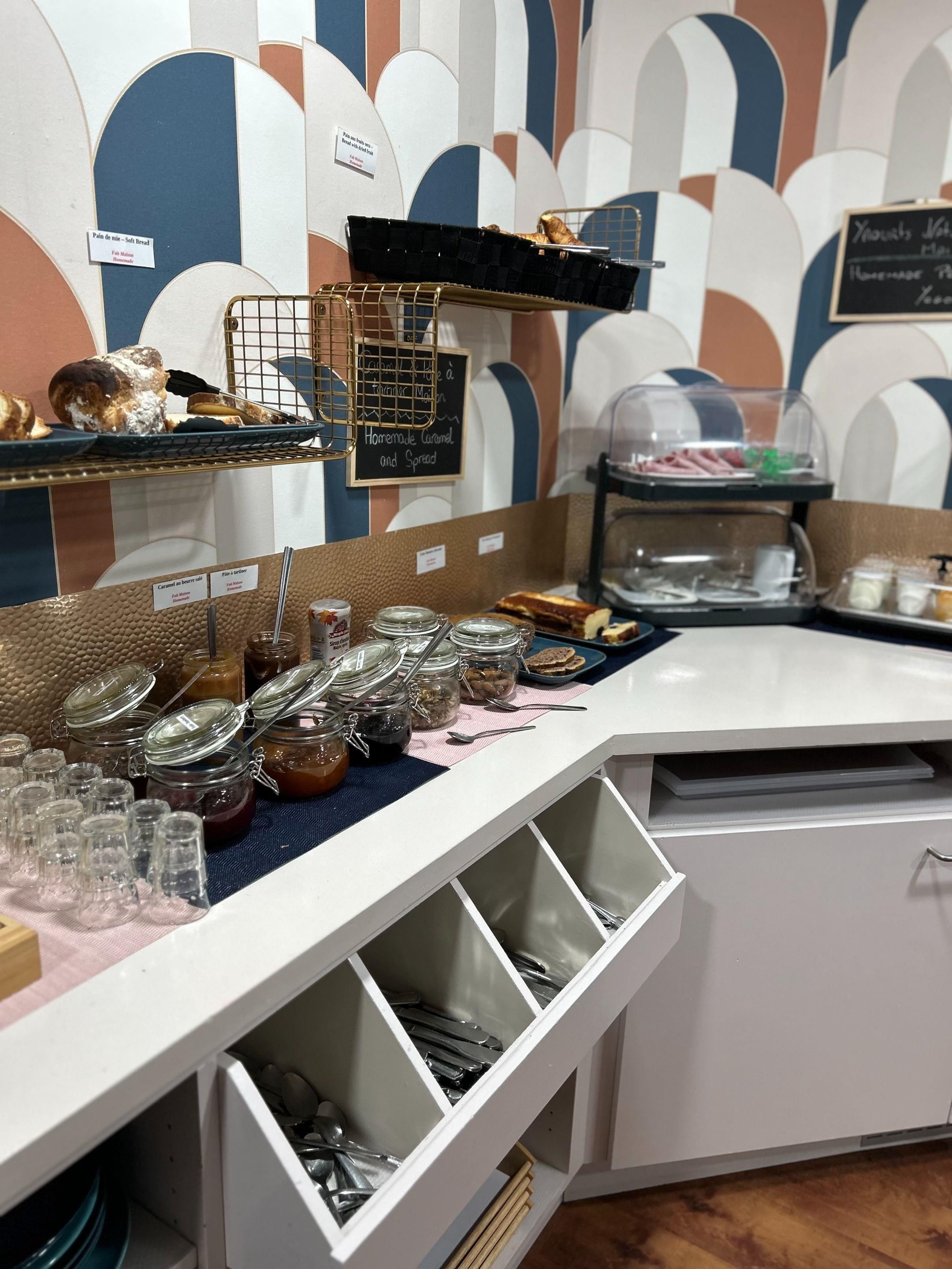 Een ontbijtbuffet met diverse gerechten en toevoegingen.