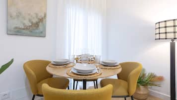 Apartamento (2 Bedrooms) | Servicio de comidas en la habitación