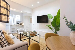 Appartamento (2 Bedrooms) | Area soggiorno | TV