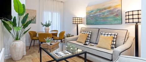 Apartment (2 Bedrooms) | Wohnbereich | Fernseher