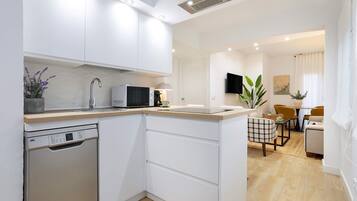 Leilighet (2 Bedrooms) | Eget kjøkken | Kjøleskap, mikrobølgeovn, kokeplater og oppvaskmaskin