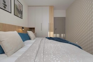 1 bedroom, desk, iron/ironing board, WiFi - Comfortable Apartment | Underground Parking, Balcony (Warszawa)