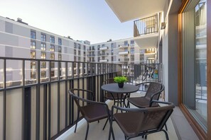 Outdoor dining - Comfortable Apartment | Underground Parking, Balcony (Warszawa)