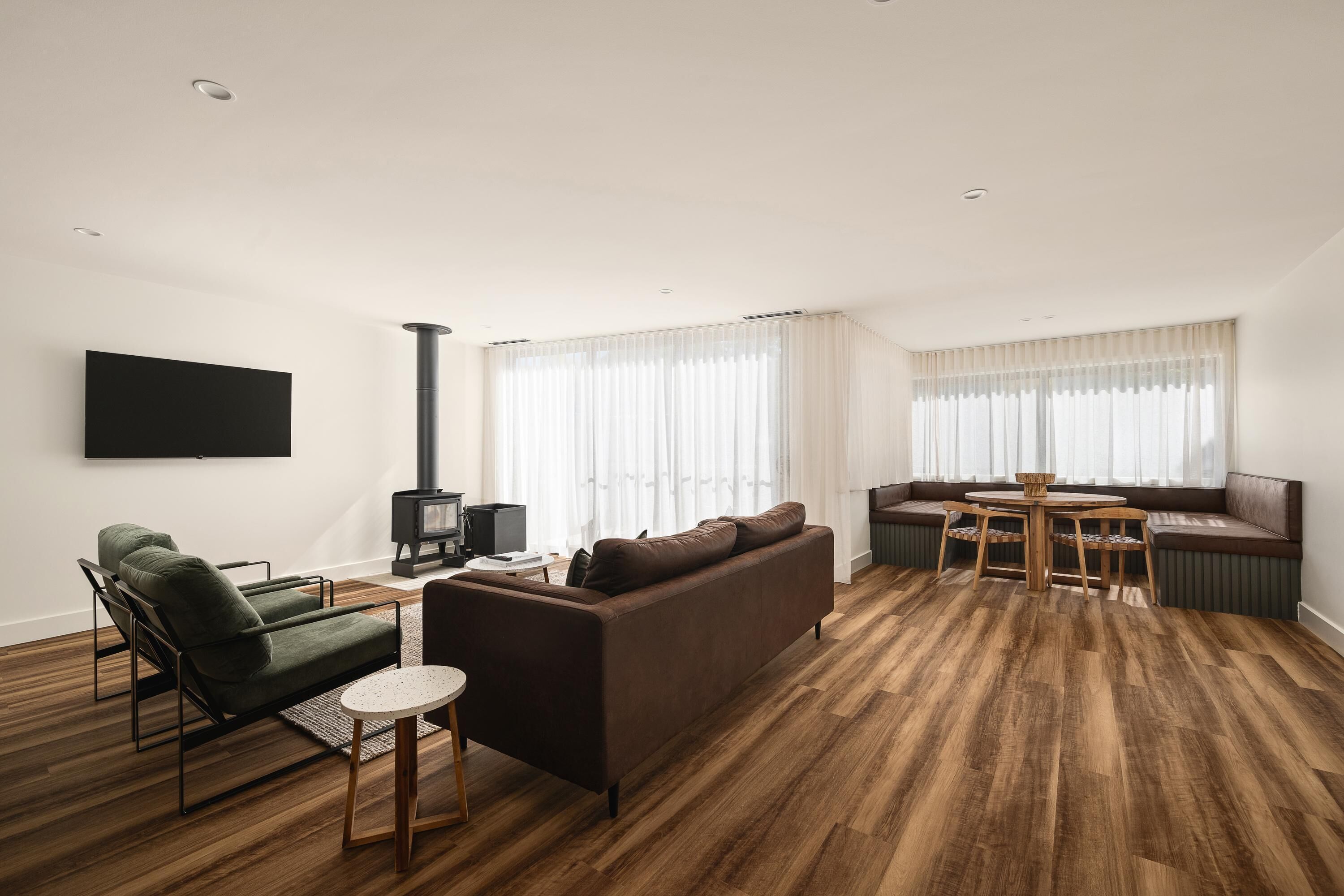 Televisie en een open haard