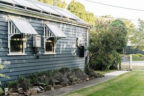 Property grounds - Corner Cottage Bright - Corner Cottage Bright – Where Heritage Meets Luxury in the Heart of Bright (Bright)