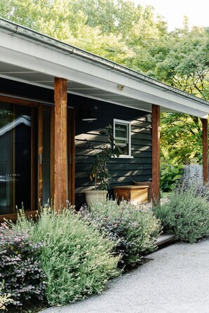 Exterior detail - Corner Cottage Bright - Corner Cottage Bright – Where Heritage Meets Luxury in the Heart of Bright (Bright)