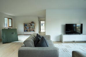 TV - Silver House - Mt Buffalo Rd - Alpine Haven on Mount Buffalo Road – A Spacious Retreat for Families, Friends & Nature Lovers (Porepunkah)