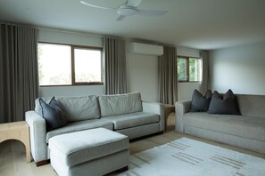 TV - Silver House - Mt Buffalo Rd - Alpine Haven on Mount Buffalo Road – A Spacious Retreat for Families, Friends & Nature Lovers (Porepunkah)