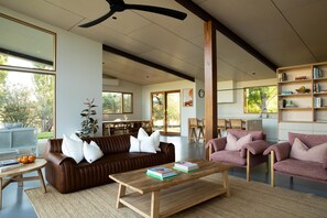 TV - Silver House - Mt Buffalo Rd - Alpine Haven on Mount Buffalo Road – A Spacious Retreat for Families, Friends & Nature Lovers (Porepunkah)