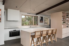 Microondas, placa de cocina, lavavajillas