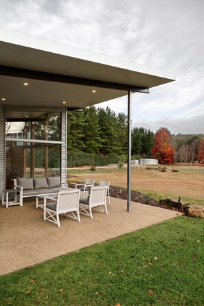 Terrace/patio - Silver House, Ground Floor - Mt Buffalo Rd - Alpine Haven on Mount Buffalo Road – A Spacious Retreat for Families, Friends & Nature Lovers (Porepunkah)