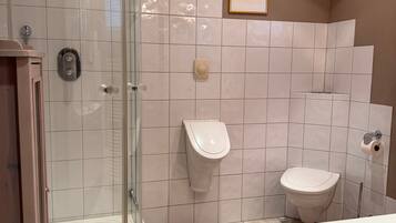 Douche, sĂšche-cheveux, serviettes fournies