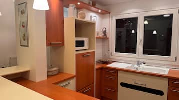 Fridge, oven, stovetop, dishwasher