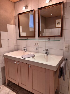 Een douche, een haardroger, handdoeken