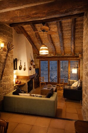 TV, fireplace - Ca l'Era Rural House (Horta de Sant Joan)