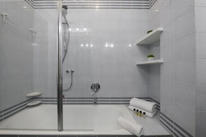 Shower, bidet, towels, shampoo - Borromei, 11 - Elegance in the center of town (Milan)