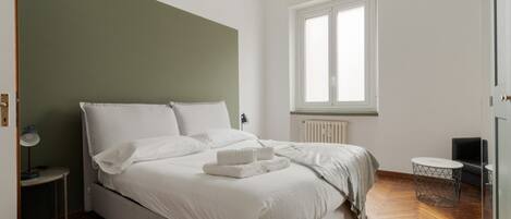 2 間睡房、熨斗/熨衫板