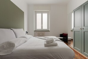 2 habitaciones y tabla de planchar con plancha 