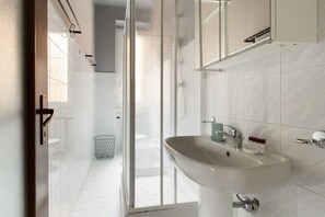 Shower, bidet, towels - GuestHost - A comfortable and welcoming 55 square meters apartment, perfect for four people, located on the mezzanine floor of a building (accessible via a few steps).The property is located between the vibrant Chinatown district and the Sempione area, M (Milan)