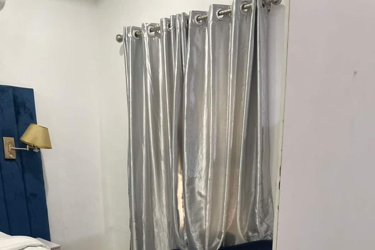 Standard Room | In-room safe, desk, laptop workspace