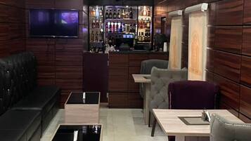 Deluxe Room | Bar (on property)