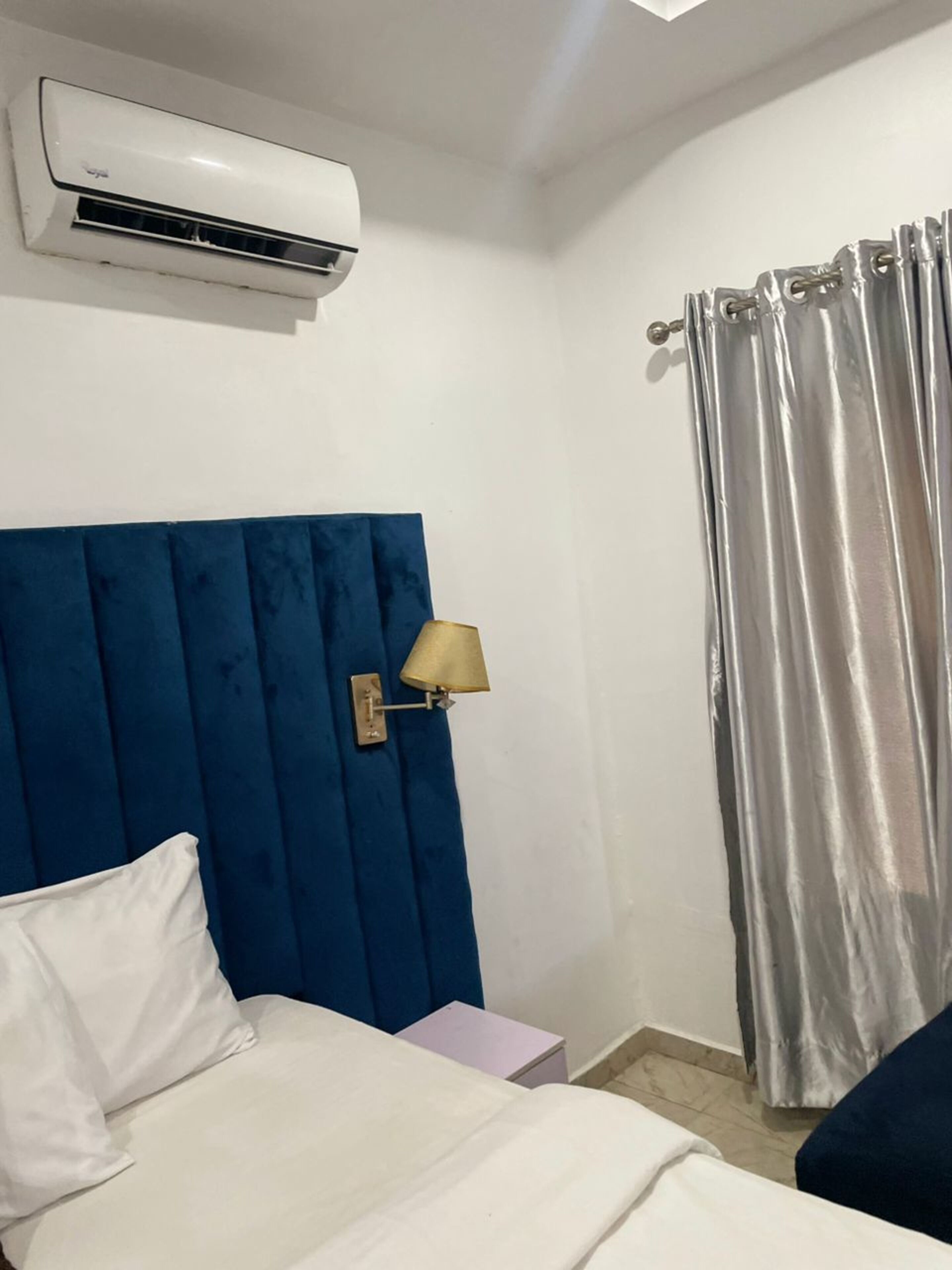 Deluxe Room | Bathroom | Slippers, towels, soap, shampoo