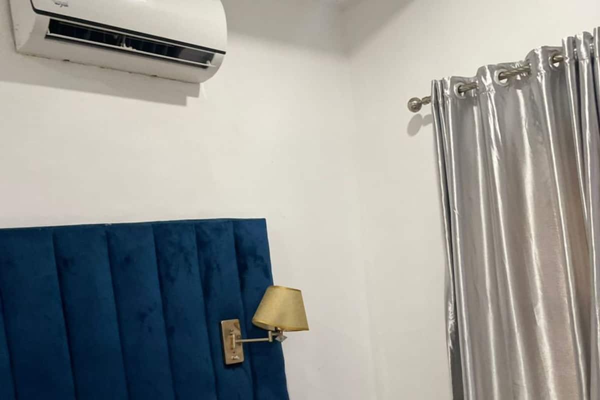 Deluxe Room | Bathroom | Slippers, towels, soap, shampoo