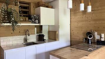 Microwave, dishwasher, cookware/dishes/utensils