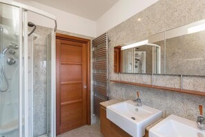 Dusche, Haartrockner, Bidet, Handtücher