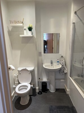 Asciugamani, sapone, shampoo, carta igienica