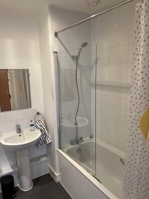 Towels, soap, shampoo, toilet paper - Cosy Gants Hill Flat | 20 min to Central London (Ilford)