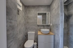 Een douche, een haardroger, handdoeken, zeep