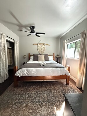 Desk, free WiFi, bed sheets - Relax with the whole family at this peaceful place to stay (Greenville)