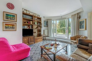 Apartamento standard, vários quartos, 2 banheiros (Thai House 100mt From The Lake) | Área de estar | TV de tela plana 21 polegadas com canais a cabo