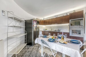 Standaard appartement, meerdere slaapkamers, 2 badkamers (Thai House 100mt From The Lake) | Privékeuken | Een koelkast, een microgolfoven, een oven, een kookplaat