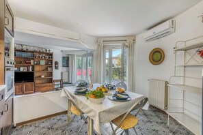 Standard-Apartment, Mehrere Schlafzimmer, 2 Bäder (Thai House private parking near lake) | Speisen