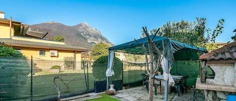 Departamento estándar, varias habitaciones, 2 baños (Thai House private parking near lake) | Restaurante al aire libre